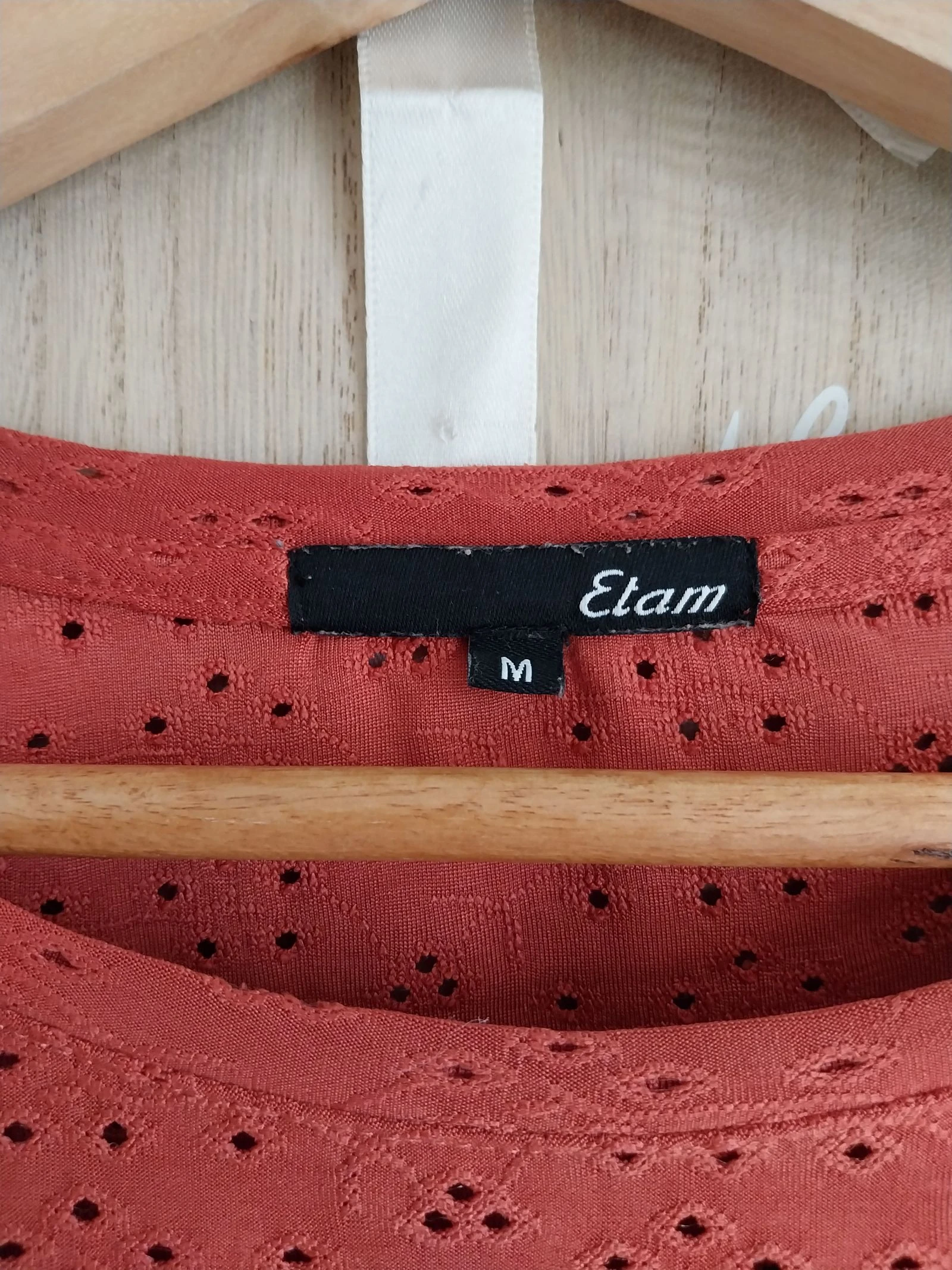 Top fluido de frambuesa con efecto bordado inglés Etam Talla 40 – photo 6